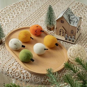 Lot de 6 citrouilles en feutre fait main aux couleurs d'automne sur plateau bois