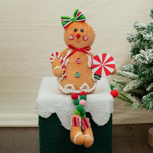 Λεπτομέρεια από κουκλάκι gingerbread με μακριά πόδια από πομ πόν και γλειφιτζούρι