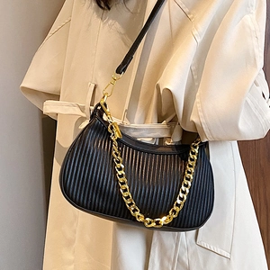 Grand sac demi-lune plissé noir pour femme avec chaîne dorée et bandoulière réglable