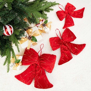 Fiocchi natalizi fatti a mano in velluto rosso con decorazioni dorate glitter