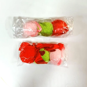 Détails de pompons en peluche rouges verts et roses avec nœuds sous emballage clair