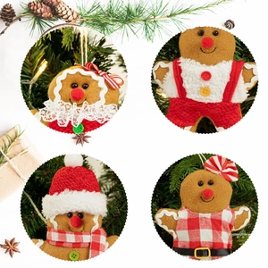 Close-up van pluche gemberkoekpoppetjes met kant en sjaal voor de kerstboomversiering