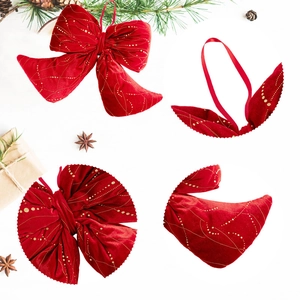 Dettaglio fiocco di Natale in velluto rosso con pois dorati per decorazione