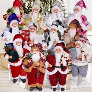 Detailansicht von 12-Zoll Weihnachtsmann-Figuren in verschiedenen Stoffkostümen