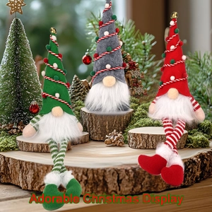 Drie handgemaakte kerstkabouters met gebreide mutsen en baarden op een houten kerstbasis