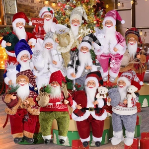 Nahaufnahme verschiedener 30cm Weihnachtsmann-Figuren in klassischen und modernen Outfits