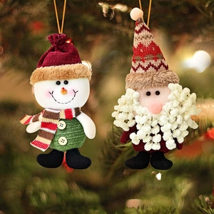 Set mit festlichen Weihnachtsanhängern, bestehend aus Schneemann und Weihnachtsmann-Puppe