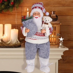 Detaillierte Weihnachtsmannfigur mit Strickpullover, Plüschbär und Geschenktüte