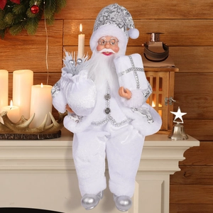 Detailansicht einer weiß-silbernen Weihnachtsmannfigur auf einem rustikalen Kaminsims