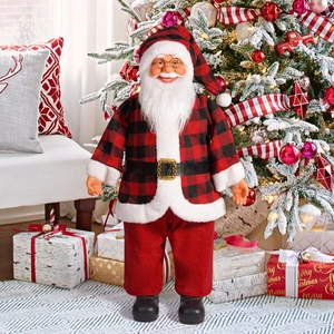 Dettaglio di Babbo Natale in piedi con classico abito a quadri rossi e neri natalizi