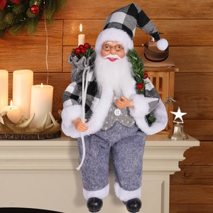 Detail eines 30cm Weihnachtsmanns im grauen Karo-Pullover am Kamin mit Kerzenlicht