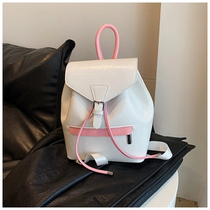 Détail du sac à dos en cuir PU blanc avec bordures roses et fermeture à boucle sur socle