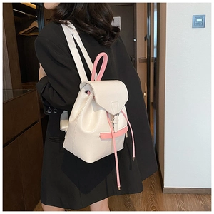 Détail montrant la texture du cuir PU et le design crème et rose du sac à dos de mode