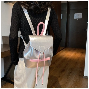 Détail du sac à dos argenté métallisé avec poignées roses et cordons décoratifs