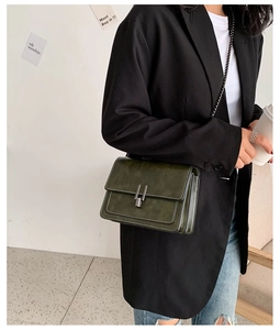 Vue détaillée du sac en cuir vert olive avec chaîne et boucle argentée en H