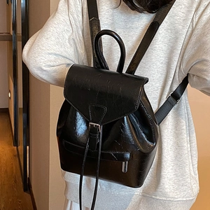 Sac à dos noir brillant à texture froissée avec cordon de serrage et rabat chic