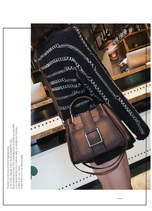 Détail du sac seau vintage marron avec boucle métallique et bandoulière réglable