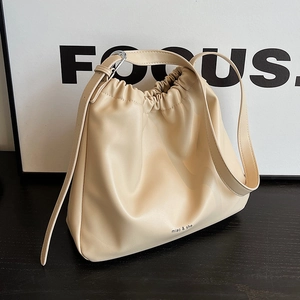 Schicke beige geraffte Beuteltasche mit Kordelzug und verstellbarem Schultergurt