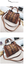 Détail du sac vintage marron dégradé avec une grande boucle métallique carrée élégante