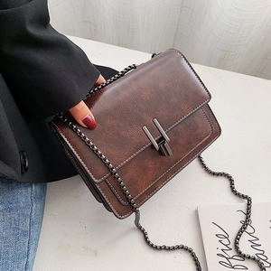 Sac bandoulière vintage en cuir marron foncé avec chaîne et boucle métallique