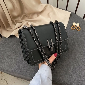 Sac bandoulière classique en cuir noir avec surpiqûres blanches et chaîne argentée