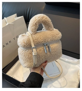 Vue détaillée du sac seau en poluche beige avec double fermeture éclair et bandoulière