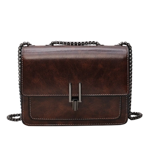 Petit sac à bandoulière vintage marron avec chaîne et fermoir en métal chic