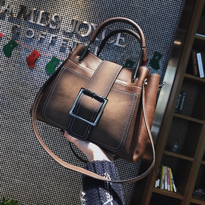 Grand sac à main en cuir marron foncé avec boucle métallique et coutures contrastées