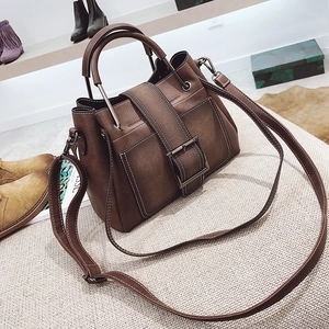 Sac à main marron foncé grande capacité avec fermoir vintage et coutures blanches