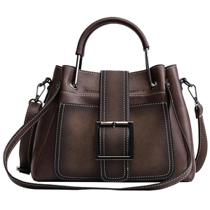 Sac à main vintage en cuir marron foncé avec surpiqûres blanches et boucle métallique chic