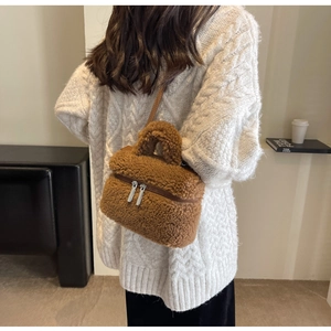 Détail du sac à main en laine d'agneau caramel avec poignée et fermeture éclair en métal