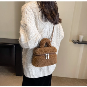 Détail du sac seau en peluche marron avec double fermeture éclair et bandoulière