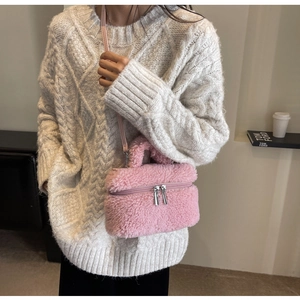 Petit sac bandoulière en fausse fourrure rose avec détails zippés argentés et anse