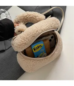 Intérieur spacieux du sac seau beige en peau lainée avec rangement pour téléphone et porte-monnaie