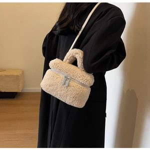 Détail du sac bandoulière en peluche beige avec double fermeture éclair et poignée supérieure