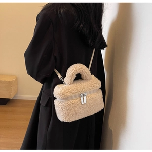 Détail du sac vanité en laine d'agneau blanc cassé avec ferrures argentées et bandoulière