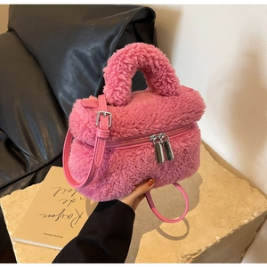 Détail du sac seau en peluche rose avec double fermeture éclair et poignée en cuir