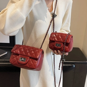 Deep red quilted rhombus chain shoulder bag with metal turn-lock for elegant women