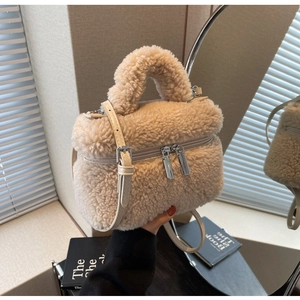 Détails du sac en fausse fourrure avec double fermeture éclair et bandoulière en cuir fin
