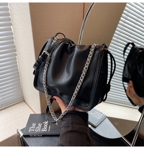 Dettaglio della borsa a secchiello nera plissettata con catena argento e tracolla