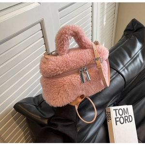 Gros plan du sac seau rose en peluche avec poignée douce et double fermeture éclair