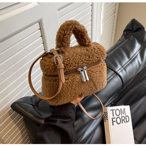 Détail du sac seau en peluche marron avec double fermeture éclair argentée brillante