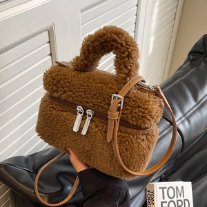 Sac seau marron en peluche effet peau de mouton avec double zip et bandoulière