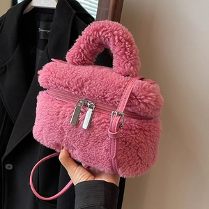 Sac seau rose en fausse fourrure avec double fermeture éclair et bandoulière