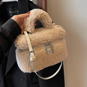Sac seau en peluche crème avec bandoulière cuir et fermeture éclair pour femmes