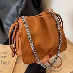 Borsa a secchiello in pelle marrone con catena argentata e chiusura a coulisse