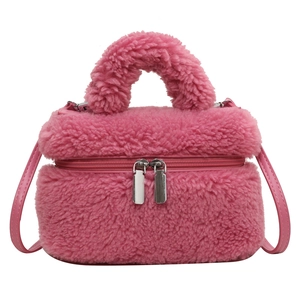 Sac bandoulière rose en fausse fourrure avec poignée et double fermeture éclair argentée