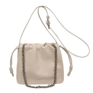 Elegante borsa a secchiello beige plissettata con catena argento e tracolla in pelle regolabile
