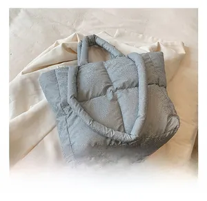 Dettaglio della borsa shopper grigia trapuntata con texture glitter argento e manico morbido