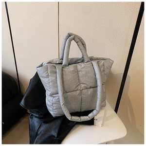 Dettaglio della borsa tote trapuntata argento con finitura lucida e paillettes eleganti